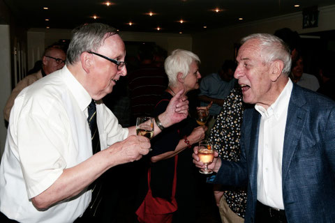 Sie hatten sich einige Anekdoten zu erzählen: ZVM-Vorstandsmitglied Josef Ritler und Peter Studer, ehemaliger Präsident des Schweizer Presserates.