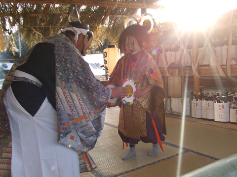 諸塚・南川神楽で山の端から朝日が差し込むちょうどその時、春日大神に導かれて現れる天照大御神。