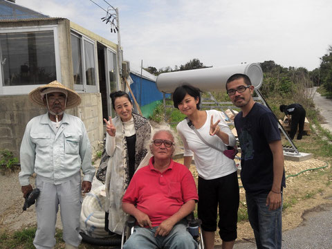 2013年5月9日 島人・内間豊さんと久高島留学センター卒業生親子とスタッフ・比嘉真人さんとともに