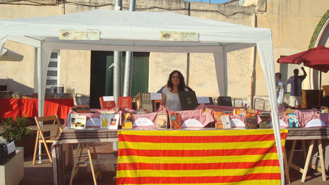 Llibrenet surt al carrer per estar aprop dels amics