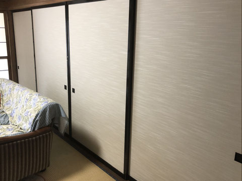 居間とお座敷を仕切る襖に使用した春風331。シンプルでやさしい無地の襖紙が、和室に調和し落ち着きある印象を演出している。
