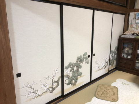 松と梅の絵柄が描かれた襖紙「しんせん23」を使用した居間の襖。優雅で華やかな印象が和室に品格を添えている。