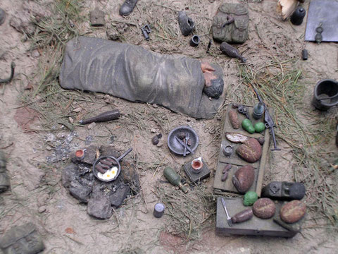 Verpflegung, Spiegeleier in der Pfanne, Essbesteck, Flaschen Wein, übermüdet rollt der müde Krieger in seine Schlafdecke.