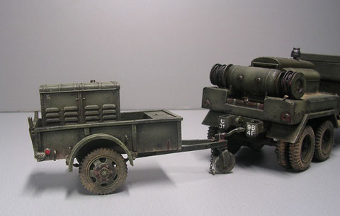 Generatoranhänger, beachte auf dem Truck hinten den Druckbehälter, darunter der Tank für den Kompressor.
