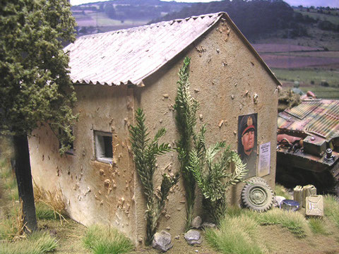 Das kleine, italienische Haus ist aus leichtestem Styrodur geschnitten mit dünner Pappe als Wellblechdach.