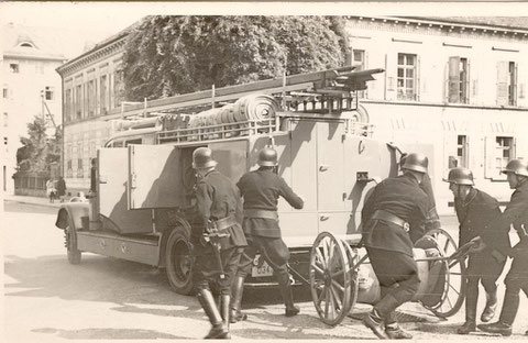 Hier ein zeitgenössisches Bild des großen Feuerlöschzuges im Einsatz.