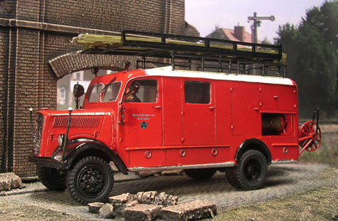 Noch strahlt er in Feuerwehrrot - ab 1938 wurden im Zuge der Reorganisation der freiwilligen Feuerwehren zur Polizeiorganisation die Fahrzeuge in einem dunklem Grün ausgeliefert.