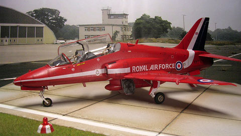 Das auffällige Outfit der "Red Arrows" in den Royal-Airforce-Farben. das Royalblue am Leitwerk ist gespritzt und nicht auf dem Decalbogen enthalten.