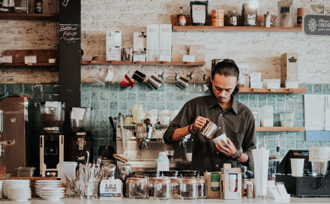 Image d'un restaurant-café et de son employé