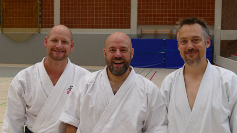 Iain Abernethy (Mitte) mit Andreas Seebeck (rechts) und einem langjährigen Karate-Weggefährten Knut Riedel aus Hamburg (links).