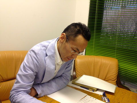 コンサルティングを受けるにあたり提出した宿題を読んでくださってる大中さん。