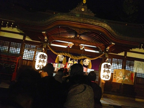 堺市北区の金岡神社では1月1日0時の合図とともに参拝が始まります。