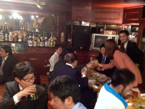 懇親会の会場はキタの激戦区で41年も営業が続いてる伝説のレストランバー ローレンス。楽しい話は0時過ぎまで続きました。