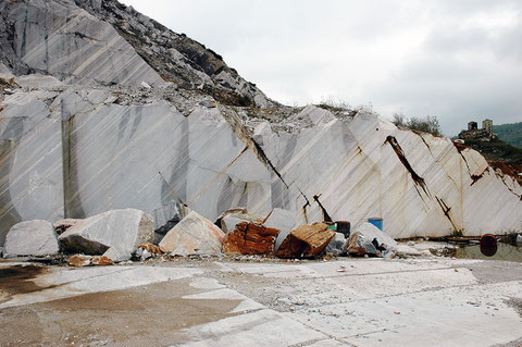 Transition of the Pletvar calcitic marble in the hangingwall to the white Sivec dolomite in a modern quarry face.