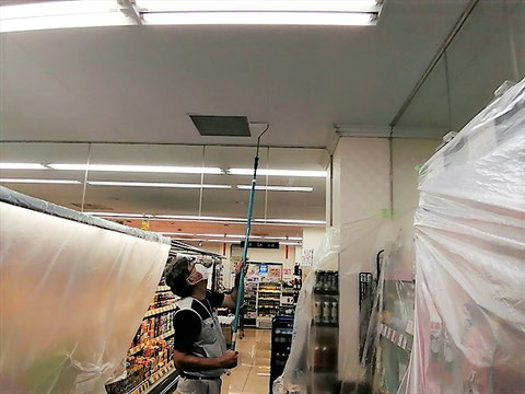防カビ剤コーティング作業中