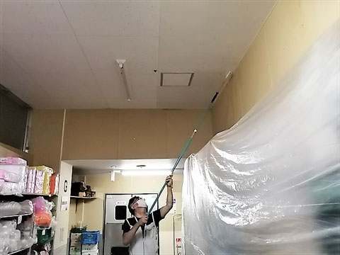 防カビ剤コーティング作業中