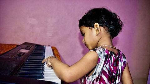 ピアノに触る子ども-NARI音楽教室
