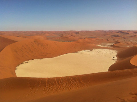 Sossusvlei, von der großen Düne (380 m) aus gesehen
