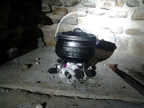 einen Einblick in unsere Küche: heute gibt es überbackenen Kürbis aus dem Potjie