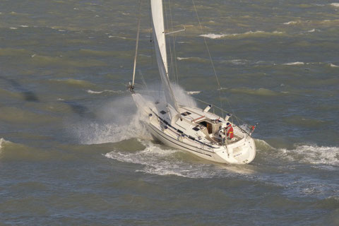 Pour le près: quille plomb grand tirant d'eau, grand voile entièrement lattée, pataras réglable.