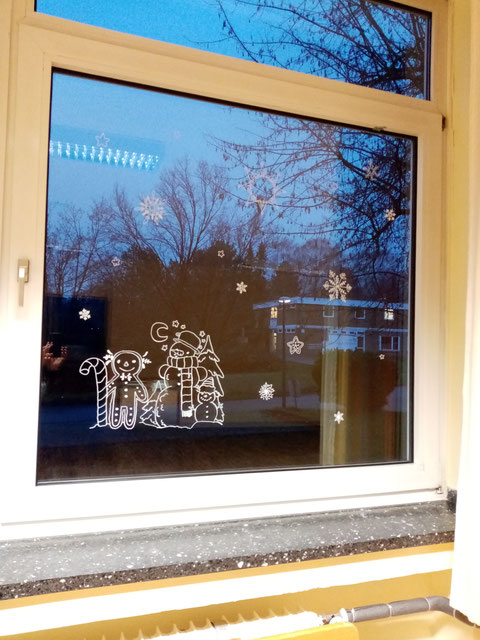 Heute haben meine Kollegin und ich uns mit dieser schönen Fensterdekoration beschäftigt. So langsam kommen wir schon in Weihnachtsstimmung!