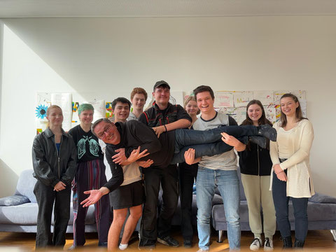 Unser Pfarrer - auf Händen getragen ... oder auf den Arm genommen? :-)