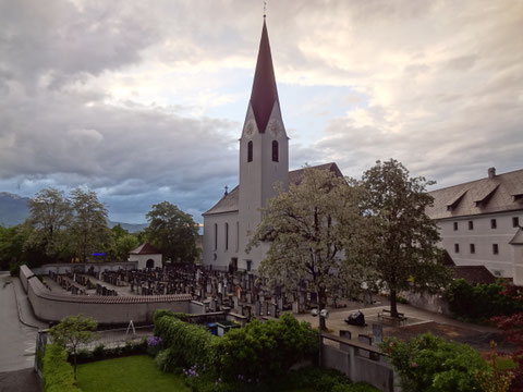 Pfarrkirche Altenstadt vom Pfarrhaus aus fotografiert