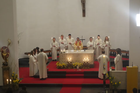 Pfarrer und Ministranten beim Gottesdienst