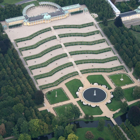 Aerial photo: Sven Scharr (Own work) via Wikimedia Commons