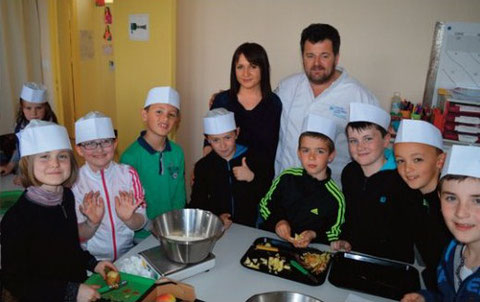 Sylvia Delorme, agent au service périscolaire ; Thierry Fegar et les enfants pendant l'animation