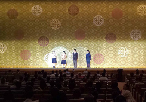            ー 演劇後、インタビューに応じる演劇部員達 ー