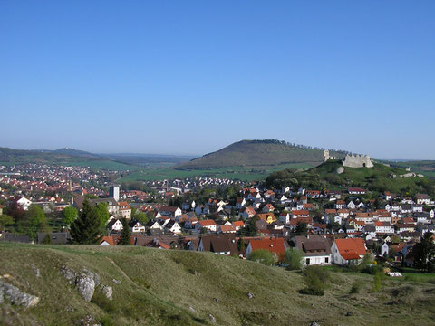 Im Hintergrund links Schloß Baldern