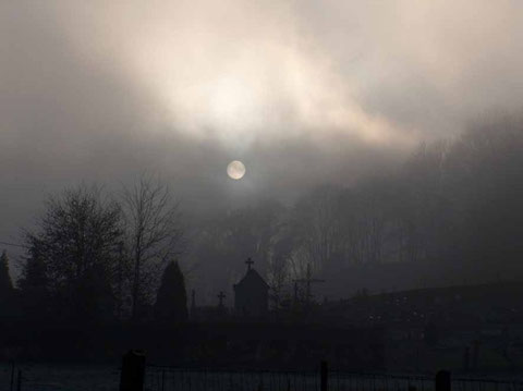 Brume hivernale sur le cimetière