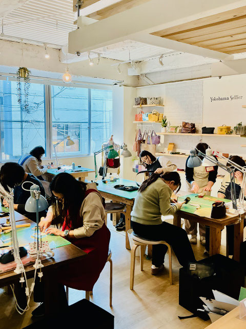 レザークラフトを学ぶヨコハマセリエ横浜元町教室の生徒