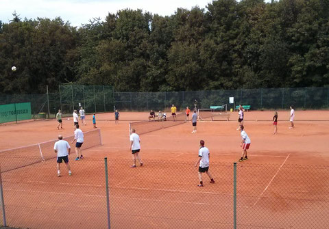 Das Team „Futtstruppis und Co. KG“ (rechts im Vordergrund) gewann das Fussballtennisturnier in Schönbach: Dirk Martin, David Benner, Ede Martin, Christian Göbel und Mannschaftsführer Thomas Kolb (v. l.). Ebenfalls zum Team gehörten Jan Göbel und Eduard Re
