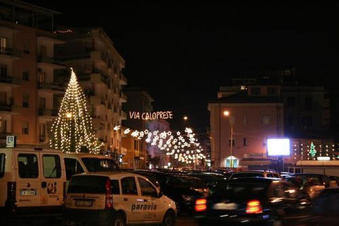 Via Caloprese e le sue luminarie