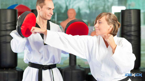 Erwachsene machen Karate in Langenargen