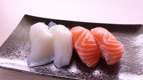 サーモン、イカ、鮭、寿司、寿司桶、外食、料理、食べ物の写真フリー素材　Squid, salmon, sushi, sushi tub, eating out, cooking, food photo free material