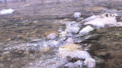 田舎、川、浅い川、水しぶきの写真フリー素材　Countryside, river, shallow river, splash photos free material