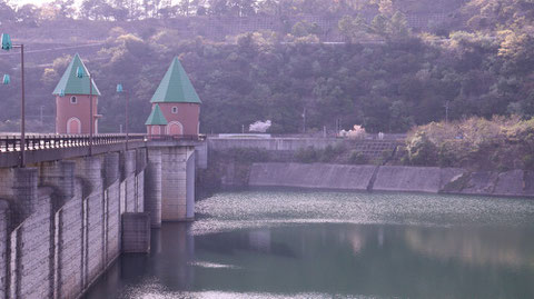 ダム、湖、池、建物、山、コンクリートの写真フリー素材Dams, lakes, ponds, buildings, mountains, concrete photos free material