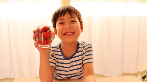 苺、果物、フルーツ、子供、インテリア、写真フリー素材　Strawberries, fruits, fruits, children, interiors, photos free material