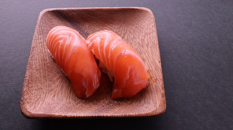 サーモン、鮭、寿司、寿司桶、外食、料理、食べ物の写真フリー素材　Salmon, sushi, sushi tub, eating out, cooking, food photo free material