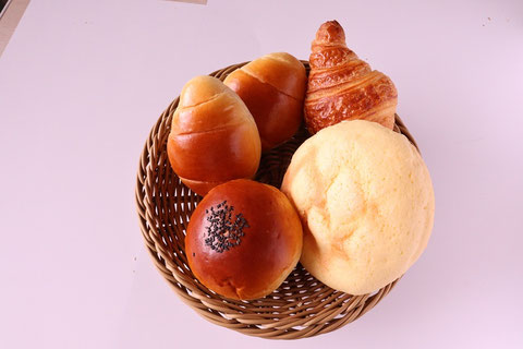 パン、クロワッサン、あんぱん、ロールパン、メロンパン、お菓子、おやつ、料理、食べ物の写真フリー素材　Bread, croissants, anpan, bread rolls, melon bread, sweets, snacks, dishes, food photos Free material