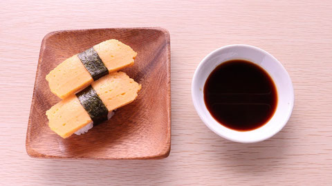 卵、醤油、紫、寿司、寿司桶、外食、料理、食べ物の写真フリー素材　Egg, soy sauce, purple, sushi, sushi tub, eating out, cooking, food photo free material