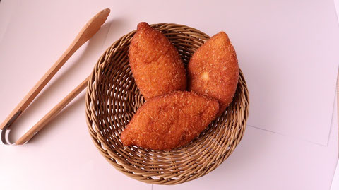パン、カレーパン、お菓子、おやつ、料理、食べ物の写真フリー素材　Bread, curry bread, sweets, snacks, food, food photos free material