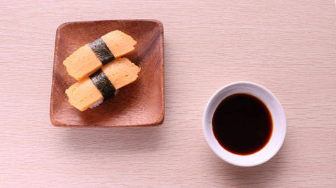 卵、醤油、紫、寿司、寿司桶、外食、料理、食べ物の写真フリー素材　Egg, soy sauce, purple, sushi, sushi tub, eating out, cooking, food photo free material