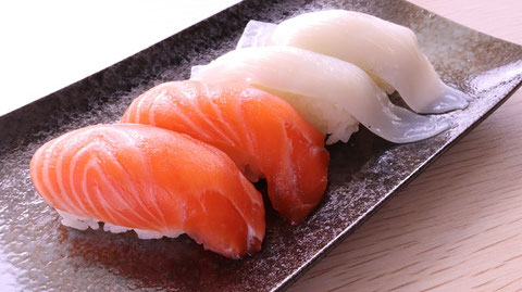 サーモン、イカ、鮭、寿司、寿司桶、外食、料理、食べ物の写真フリー素材　Squid, salmon, sushi, sushi tub, eating out, cooking, food photo free material