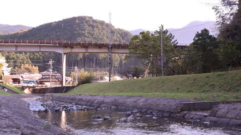 田舎、川、線路、山、民家の風景の写真フリー素材　Countryside, river, railroad track, mountain, private house landscape photo free material