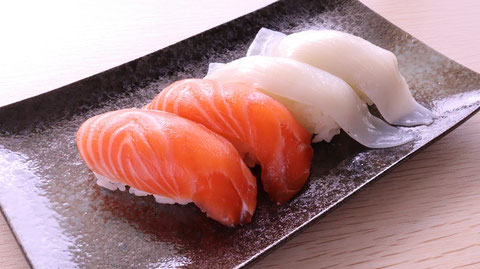 サーモン、イカ、鮭、寿司、寿司桶、外食、料理、食べ物の写真フリー素材　Squid, salmon, sushi, sushi tub, eating out, cooking, food photo free material
