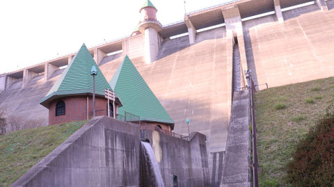 ダム、コンクリート、水、建築物、風景の写真フリー素材　Dam, concrete, water, building, landscape photo free material